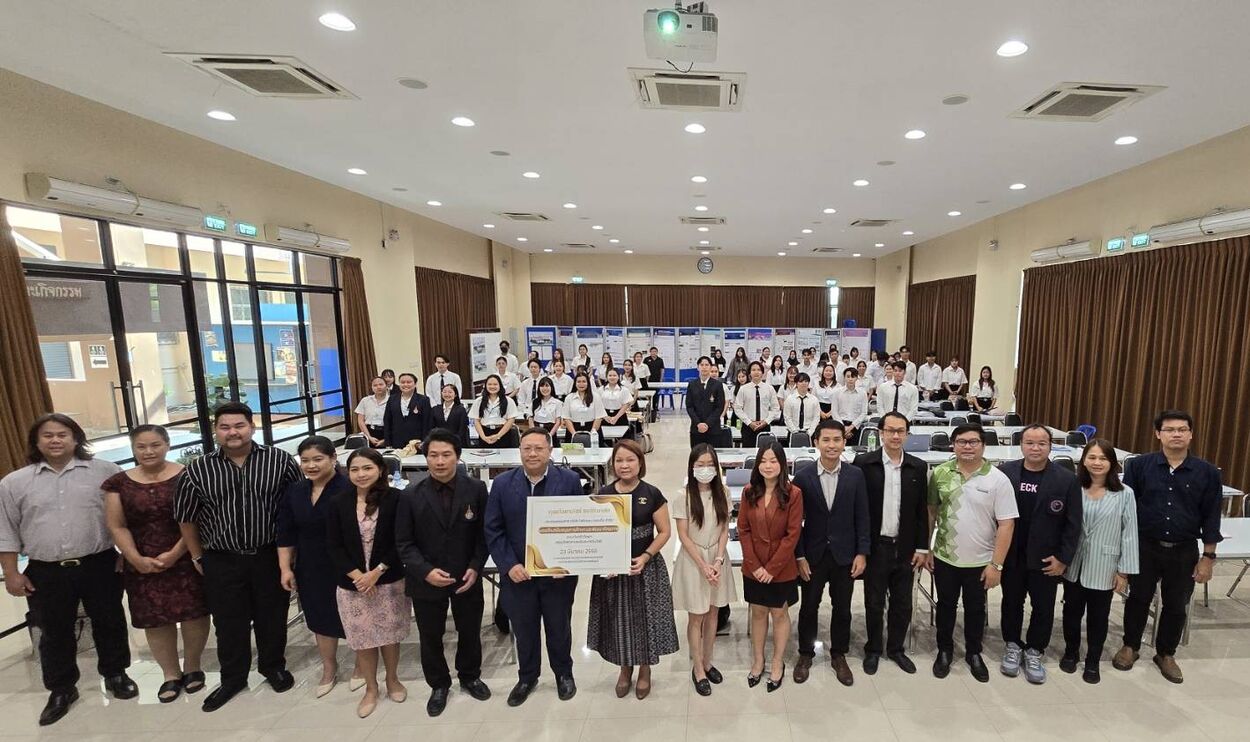 ทีมงานโฟร์ทเคมรับมอบใบรับรองมาตรฐาน